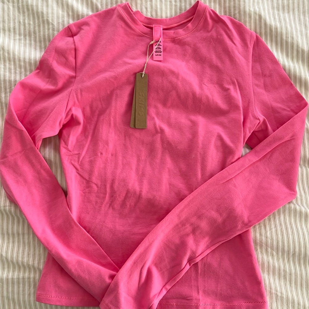 neon pink skims top 🫶🏼